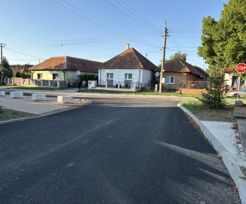 Aktuality / Realizácia - Rekonštrukcia chodníka a miestnej komunikácie v obci Podhorany - foto