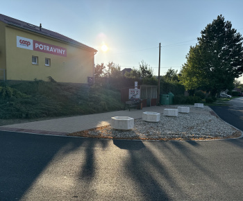 Aktuality / Realizácia - Rekonštrukcia chodníka a miestnej komunikácie v obci Podhorany - foto