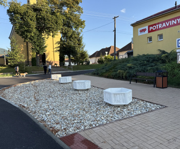 Aktuality / Realizácia - Rekonštrukcia chodníka a miestnej komunikácie v obci Podhorany - foto