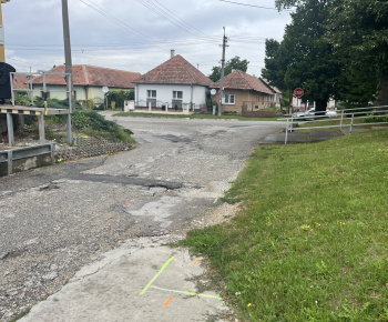 Aktuality / Realizácia - Rekonštrukcia chodníka a miestnej komunikácie v obci Podhorany - foto