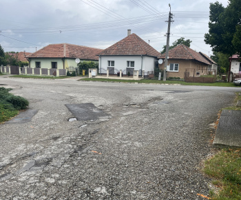 Aktuality / Realizácia - Rekonštrukcia chodníka a miestnej komunikácie v obci Podhorany - foto