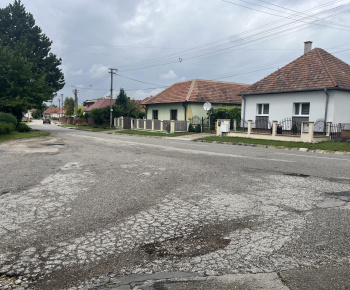 Aktuality / Realizácia - Rekonštrukcia chodníka a miestnej komunikácie v obci Podhorany - foto