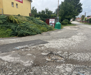 Aktuality / Realizácia - Rekonštrukcia chodníka a miestnej komunikácie v obci Podhorany - foto