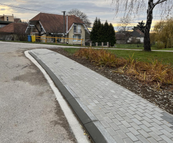 Zrealizované projekty / Vybudovanie plôch okolo Kultúrneho domu Podhorany - Mechenice, oprava rozhlasovej ústredne - 2024 - foto