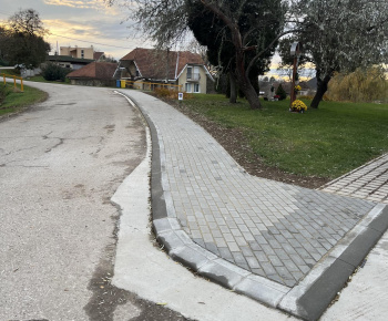 Zrealizované projekty / Vybudovanie plôch okolo Kultúrneho domu Podhorany - Mechenice, oprava rozhlasovej ústredne - 2024 - foto