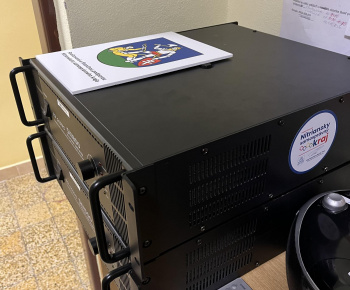 Zrealizované projekty / Vybudovanie plôch okolo Kultúrneho domu Podhorany - Mechenice, oprava rozhlasovej ústredne - 2024 - foto