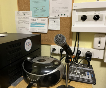 Zrealizované projekty / Vybudovanie plôch okolo Kultúrneho domu Podhorany - Mechenice, oprava rozhlasovej ústredne - 2024 - foto